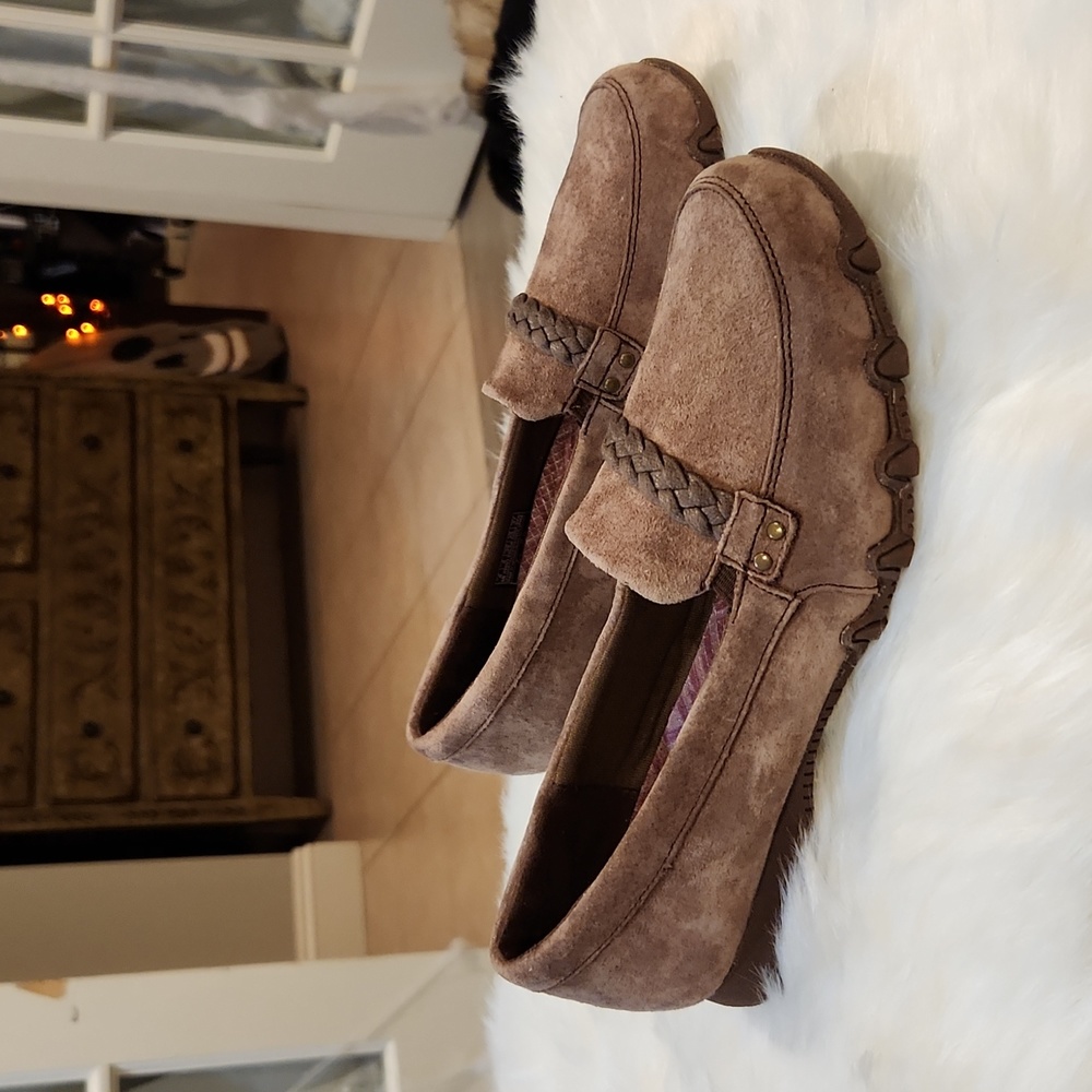 NWOT SKETCHERS SUEDE SLIP-ON SIZE 8